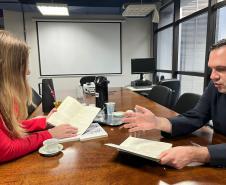 Molina conta à Kássia Cavalari Basso sobre o processo de produção da sua obra.