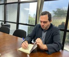 André Luiz Molina presenteia o Arquivo Público do Paraná com seu livro especialmente autografado.