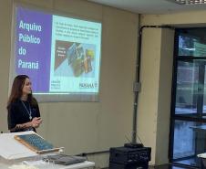 A colaboradora Emili destacou a importância dos catálogos temáticos produzidos ao longo dos anos pela equipe do Arquivo Público. Ela explicou como esses catálogos facilitam as pesquisas dos alunos e pesquisadores, servindo como ferramentas essenciais para a difusão e o acesso aos acervos da instituição. 