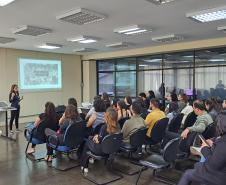 A coordenadora Aline Liz, da Seção de Documentação Permanente, juntamente com a equipe, apresentou detalhes sobre o acervo histórico do Arquivo Público do Paraná. Durante a explicação, foram abordados alguns dos mais de 100 fundos documentais que compõem o acervo histórico permanente da instituição. Entre os destaques, a documentação da Administração Provincial foi mencionada como um dos conjuntos mais valiosos do acervo, assim como a importante documentação do Poder Judiciário, que evidencia aspectos cruci