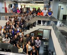 Na foto, alunos e professores da Universidade Estadual do Paraná (Unespar), campus de Apucarana, juntamente com os profissionais do Arquivo Público do Paraná, posam para uma foto coletiva nas escadarias do Arquivo. 