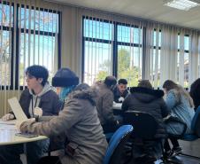 Estudantes de História da UEPG realizam visita ao Arquivo Público do Paraná 