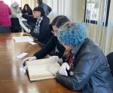 Estudantes de História da UEPG realizam visita ao Arquivo Público do Paraná 