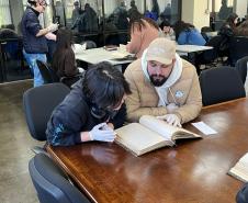Estudantes de História da UEPG realizam visita ao Arquivo Público do Paraná 