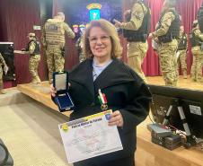 Diretora da SEAP é homenageada com medalha da Polícia Militar