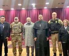 Diretora da SEAP é homenageada com medalha da Polícia Militar