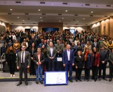 Participantes do lançamento do eProtocolo olham para a câmera e sorriem.