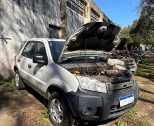 Automóvel com capô aberto