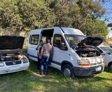 Van e dois carros
