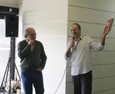 O membro da Academia Paranaense de Letras, Nilson Monteiro (de blusa escura) prestigou a inauguração da Biblioteca do Servidor Público. Ao microfone, jornalista Evandro Fadel