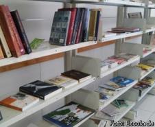 Espaço no andar térreo do Palácio das Araucárias está sendo enriquecido com livros doados por instituições e pessoas físicas. Para o empréstimo, basta preencher dados pessoais e do livro em um caderno