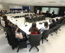 A secretária de Administração, Marcia Carla Pereira Ribeiro e o procurador Geral de Justiça, Ivonei Sfoggia, participaram da abertura do Curso de Capacitação de Promotores. Participou também Eduardo Cambi, coordenador do Centro de Estudos e Aperfeiçoamento Funcional, do Ministério Público Estadual.