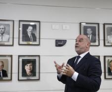 Fotografias dos 23 ex-secretários que ocuparam o cargo desde que a pasta foi criada, em 1975, foram colocadas em parede no hall do gabinete 