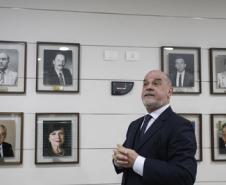 Fotografias dos 23 ex-secretários que ocuparam o cargo desde que a pasta foi criada, em 1975, foram colocadas em parede no hall do gabinete 