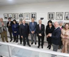 Fotografias dos 23 ex-secretários que ocuparam o cargo desde que a pasta foi criada, em 1975, foram colocadas em parede no hall do gabinete 