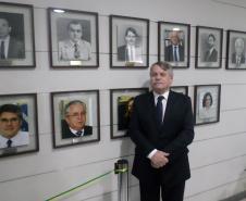 Fotografias dos 23 ex-secretários que ocuparam o cargo desde que a pasta foi criada, em 1975, foram colocadas em parede no hall do gabinete 