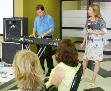 Servidores da Secretaria da Família e Desenvolvimento Social Palmiro Chaves de Souza Júnior e Cecy Kaviski fizeram uma apresentação musical