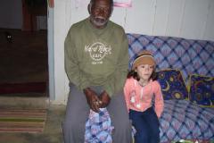 Na foto, o Sr. Sebastião da Silva, quilombola de 72 anos e sua netinha Thalia do Rocio Machado, 7 anos. Autor: F. CastroData: junho de 2009