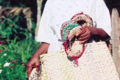 Quilombola exibe artesanato confeccionado pela Comunidade.Foto: F. CastroData: fevereiro de 2006