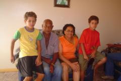 Sr. Rui Barbosa da Silva e sua esposa Maria Arlete Ferreira da Silva – lideranças naquela Comunidade – e seus bisnetos, os gêmeos Andrew e Aryel da Silva Lorena, filhos de sua neta Erinéia dos Santos  da Silva.Pesquisa: Cristina de SouzaAutor: Fernanda CastroData: 2007
