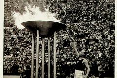 Pablo Nurmi Campeão Olimpico acende a Pira Olímpica na cerimônia de abertura dos jogos em Helsinki 1952.