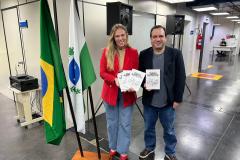 Kássia Cavalari Basso, Diretora do Arquivo Público, recebe exemplares do novo livro de André Luiz Molina.