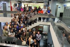 Na foto, alunos e professores da Universidade Estadual do Paraná (Unespar), campus de Apucarana, juntamente com os profissionais do Arquivo Público do Paraná, posam para uma foto coletiva nas escadarias do Arquivo. 
