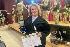 Diretora da SEAP é homenageada com medalha da Polícia Militar