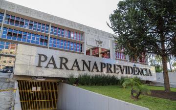Atualmente o Estado do Paraná possui mais de 104 mil servidores aposentados e pouco mais de de 28 mil pensionistas. 