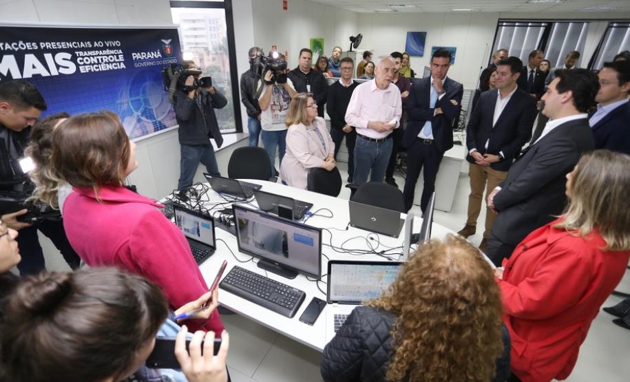 Ratinho Junior e Reinhold Stephanes visitando o setor de licitações