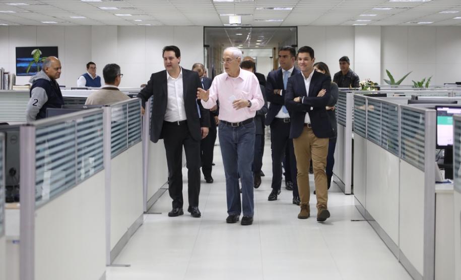 Ratinho Junior e Reinhold Stephanes visitando o setor de licitações