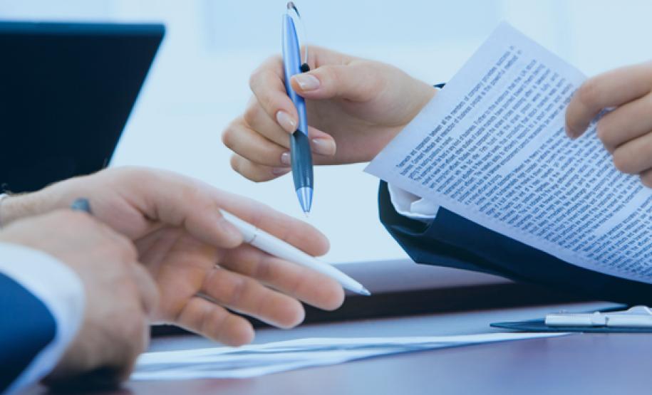 Pessoas conversando sobre um documento