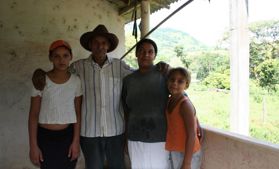 Sr. Adir da Mota, liderança  na comunidade, e sua família.Pesquisa: Cristina de SouzaFoto: Fernanda CastroData: abril de 2007