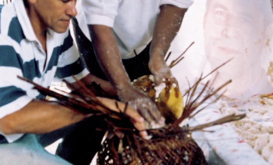 Clarinda e Dito colocando a mandioca ralada