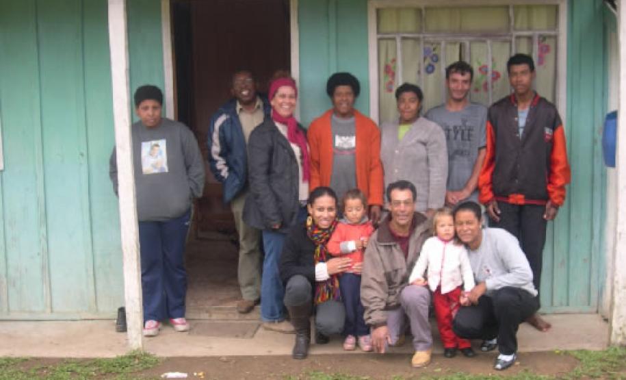Da esquerda para a direita, Elizabete,professor Jorge e professora Cristina (GTCM) À frente, da esquerda para a direita, Ariane Cristina (UFPR) e demais familiares de Elenita.Data :30/05/2009Foto :Paulo César Costa