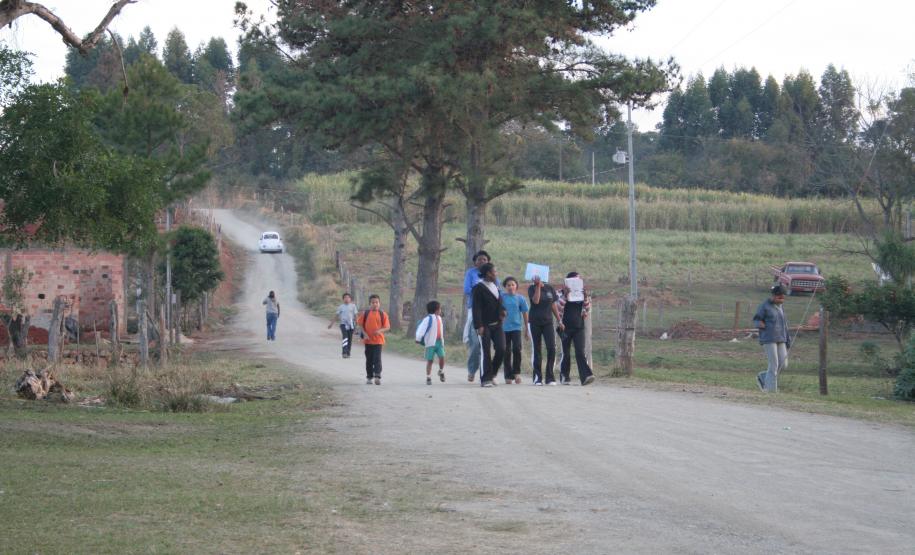 Crianças chegando da escola