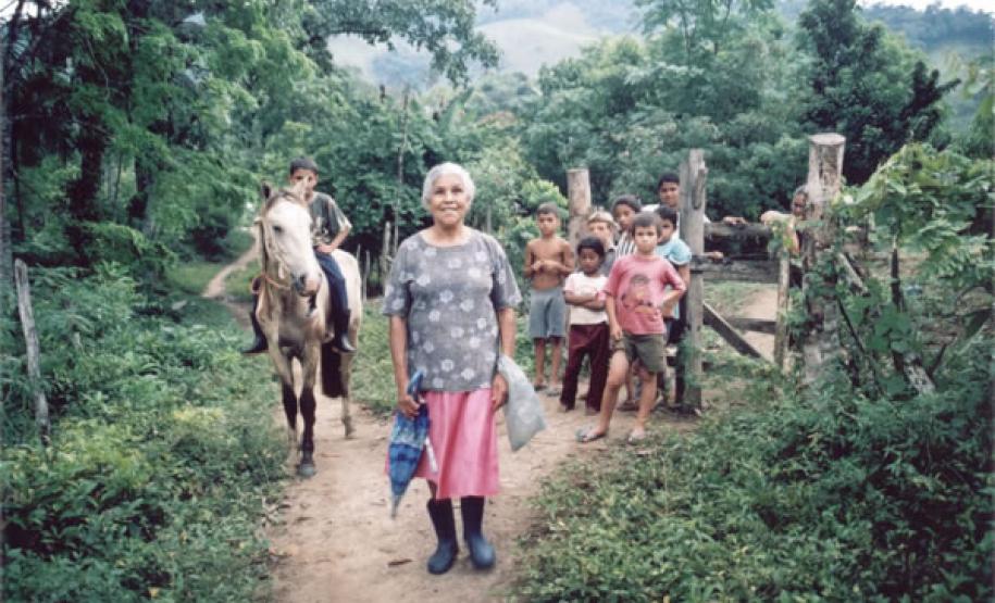 A Sra. Sidônia e crianças da Comunidade.Pesquisa: Cristina de SouzaFoto : Fernanda CastroData: Novembro de 2005