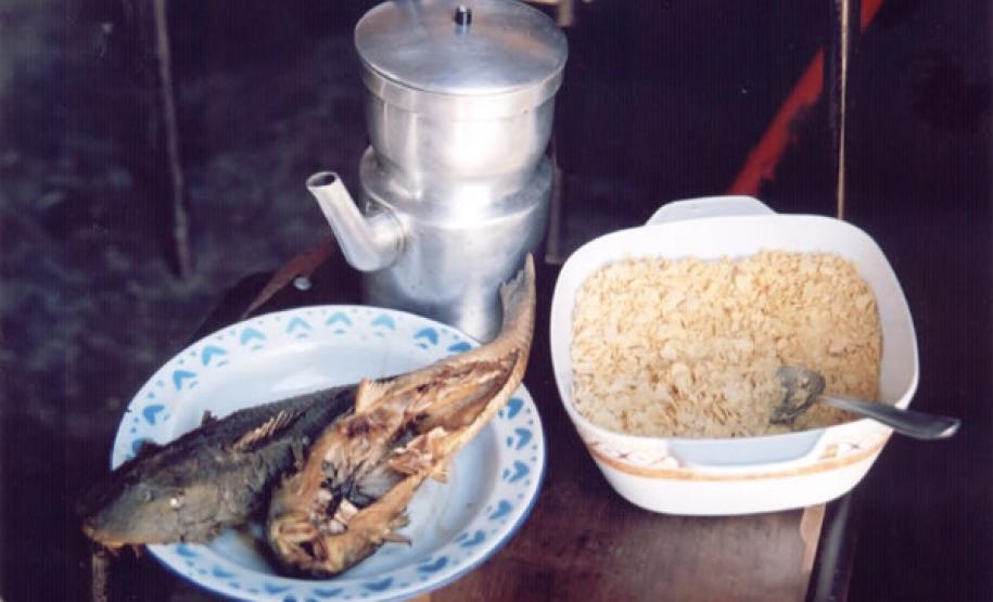 Comendo peixe na Praia do Peixe