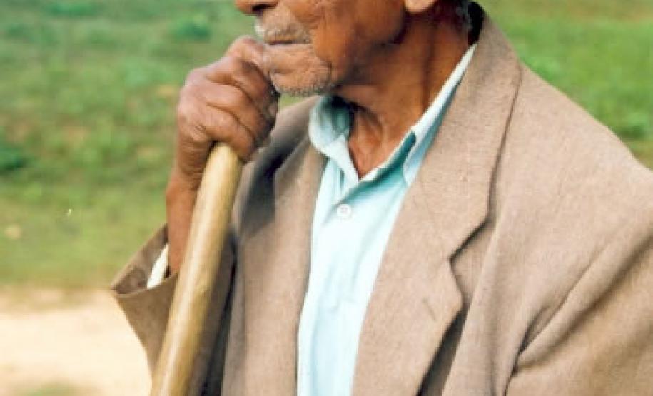 Senhor  Luiz Rodrigues de Castro, “Seu Luizinho”, como é chamado pelo povo. Seu Luizinho, filho de Raimundo Rodrigues de Castro e de Floriana de Lima, conta que nasceu em 1909. Pesquisa : Cristina de SouzaFoto: F. CastroData: 2005