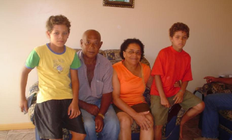 Sr. Rui Barbosa da Silva e sua esposa Maria Arlete Ferreira da Silva – lideranças naquela Comunidade – e seus bisnetos, os gêmeos Andrew e Aryel da Silva Lorena, filhos de sua neta Erinéia dos Santos da Silva.Pesquisa: Cristina de SouzaAutor: Fernanda CastroData: 2007