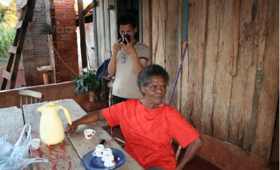 Dona Aurora (sentada), liderança na Comunidade