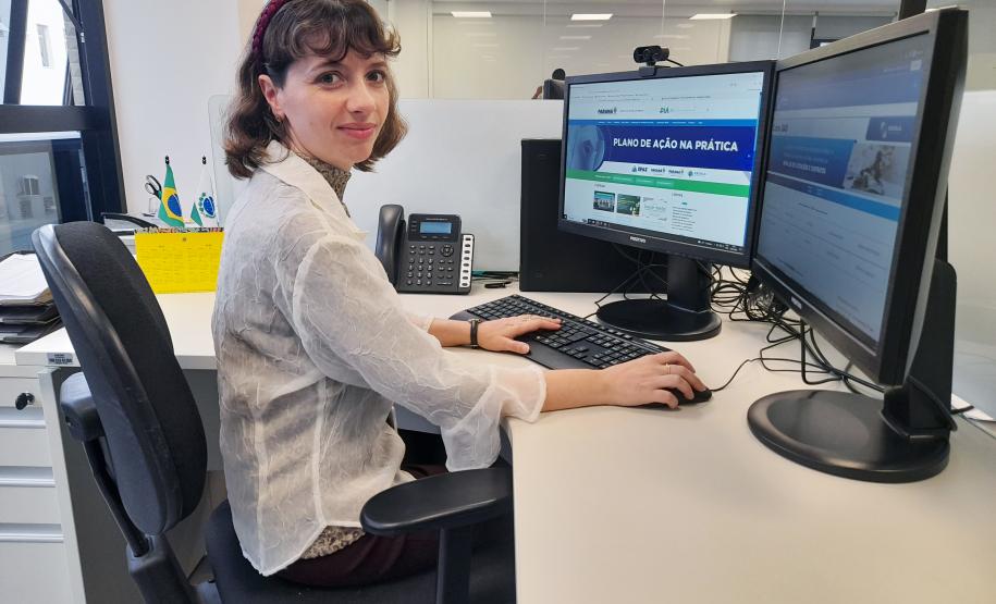 Mayara, auxiliar de regulação da Agepar teve 20 certificações em cursos da Escola de Gestão do Paraná. Foto: Ana Carolina Bendlin/Agepar