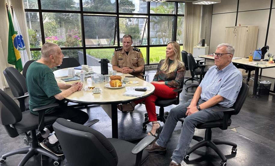 Visita ilustre: Ernani Costa Straube faz doação de livros para o Arquivo Público do Paraná