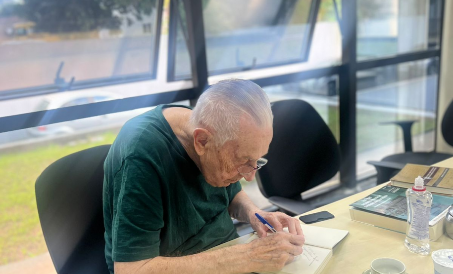 Visita ilustre: Ernani Costa Straube faz doação de livros para o Arquivo Público do Paraná