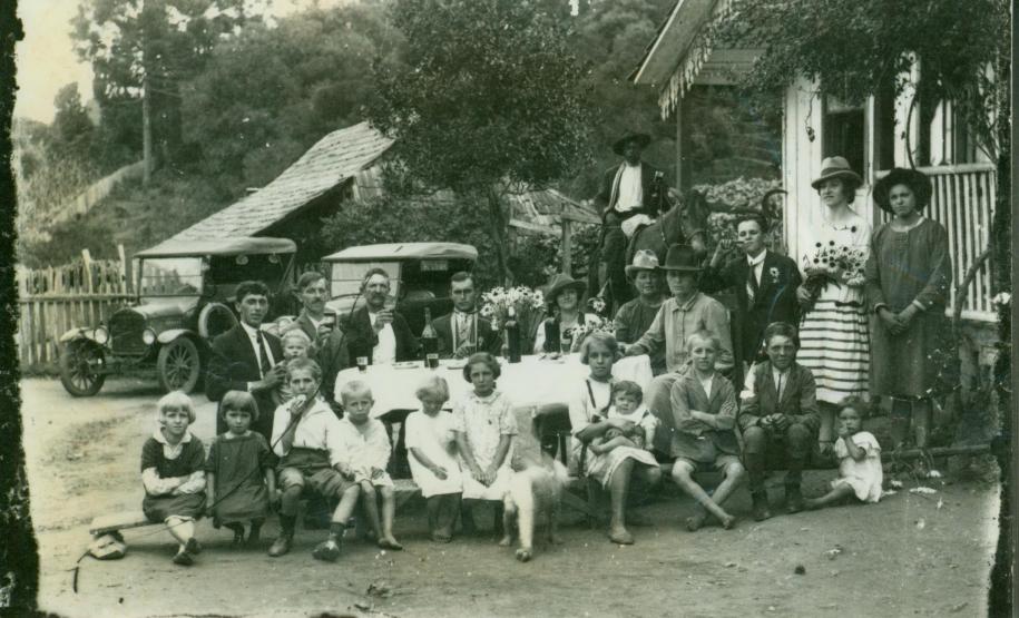 Os primeiros registros fotográficos da Imigração italiana na região de Colombo foram realizados pelo fotógrafo Luigi Franceschi, que chegou em 1888 na residência chamada de Vila Colombo e viveu parte da sua vida no município. Luigi registrava a chegada de imigrantes e a rotina das famílias na região metropolitana do Paraná.