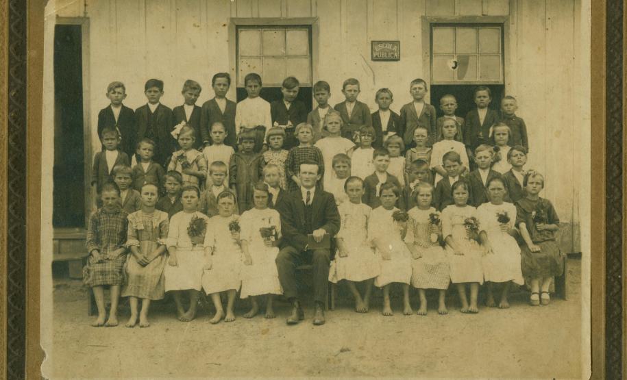 Registro histórico numa sala de aula no Estado do Paraná, com a presença do professores e alunos Poloneses.