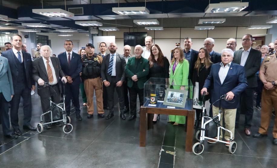 Foto oficial com todas as autoridades presentes, incluindo militares da ativa e aposentados.