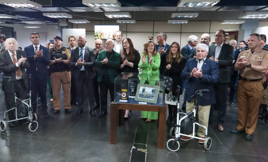 Foto oficial com todas as autoridades presentes, incluindo militares da ativa e da reserva. Participaram da solenidade o chefe da Casa Militar, tenente-coronel Marcos Tordoro; os secretários estaduais da Segurança Pública do Estado do Paraná, Coronel Hudson; da Ciência, Tecnologia e Ensino Superior, Aldo Bona; da Fazenda, Norberto Ortigara; da Agricultura e do Abastecimento, Natalino Avance de Souza; da Mulher, Igualdade Racial e Pessoa Idosa, Leandre Dal Ponte; da Administração e Previdência, Claudio Stabi