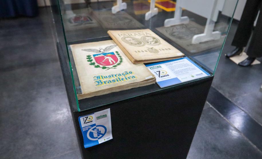 livro com ilustração do centenário da independência do Estado