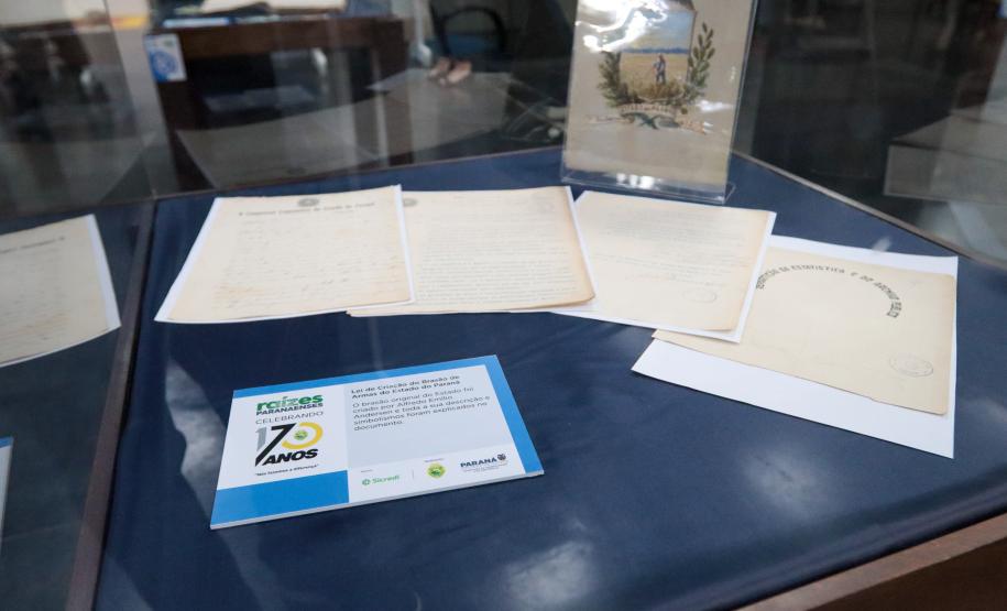 Lei de Criação do Brasão de Armas do Estado do Paraná O brasão original do Estado foi criado por Alfredo Emílio Andersen e toda a sua descrição e simbolismos foram explicados no documento.